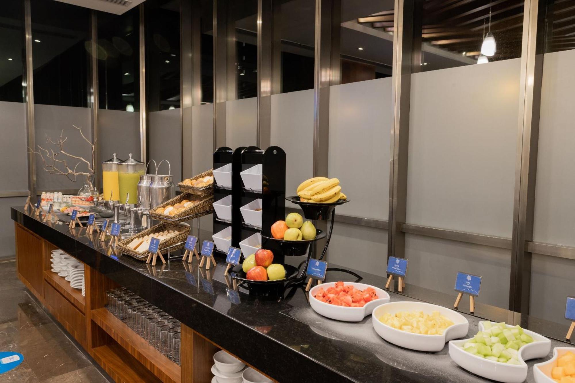 卡米诺里尔蒙特雷时尚大道酒店 San Pedro Garza Garcia 外观 照片 A buffet at an airport lounge