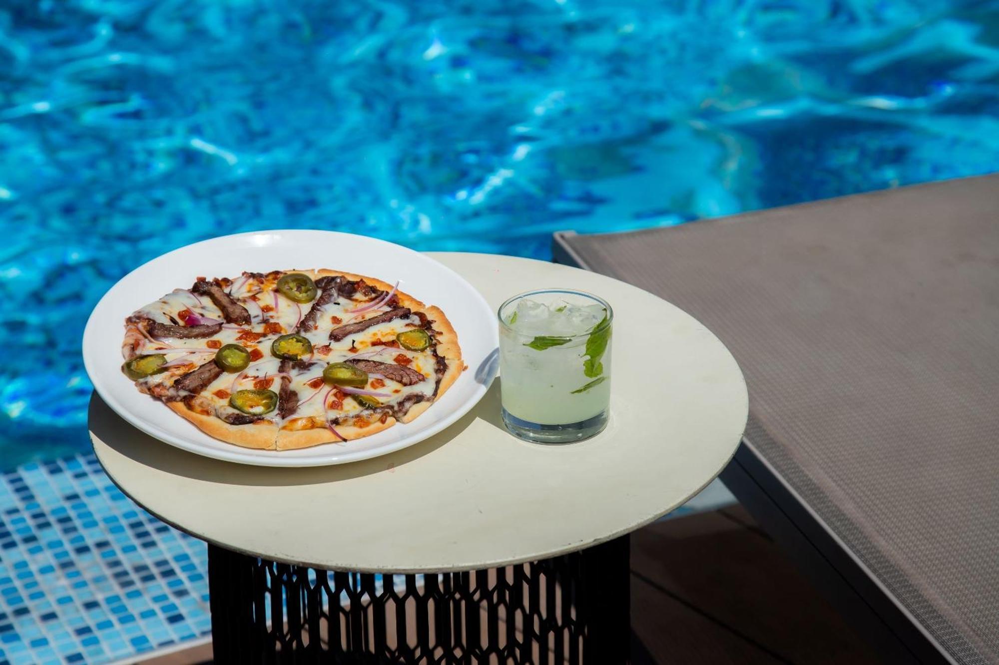 卡米诺里尔蒙特雷时尚大道酒店 San Pedro Garza Garcia 外观 照片 A pizza and a drink