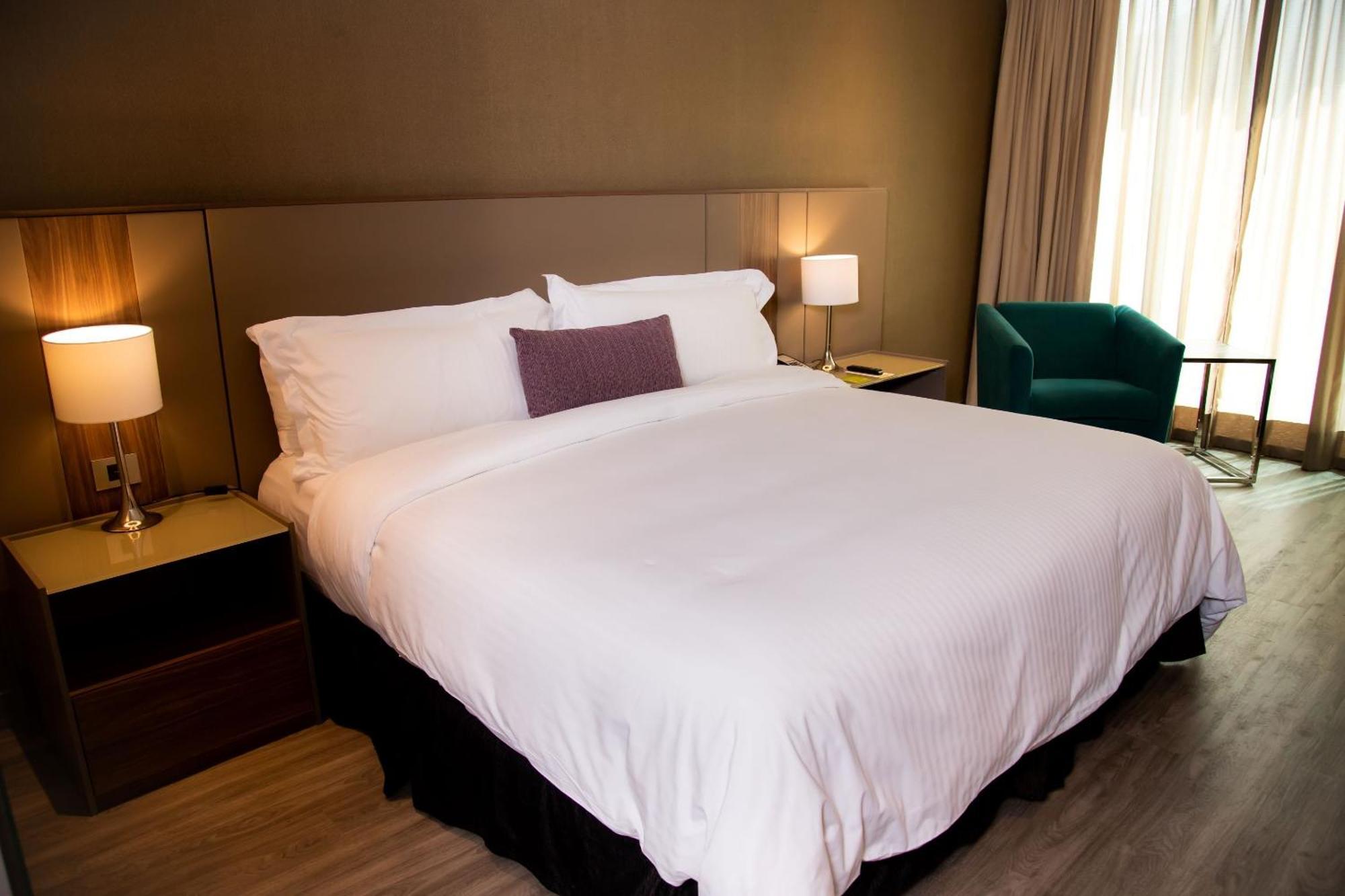卡米诺里尔蒙特雷时尚大道酒店 San Pedro Garza Garcia 外观 照片 A bed with a duvet