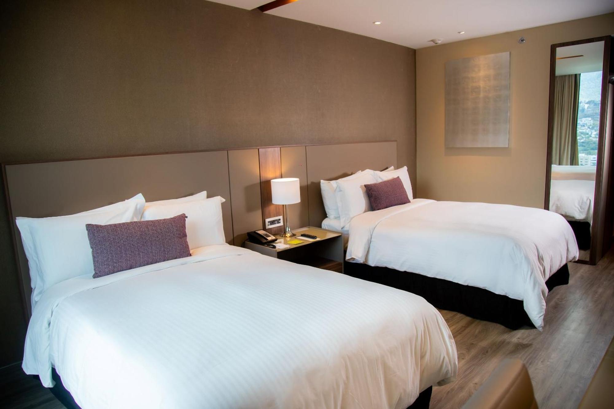 卡米诺里尔蒙特雷时尚大道酒店 San Pedro Garza Garcia 外观 照片 A room at the hotel