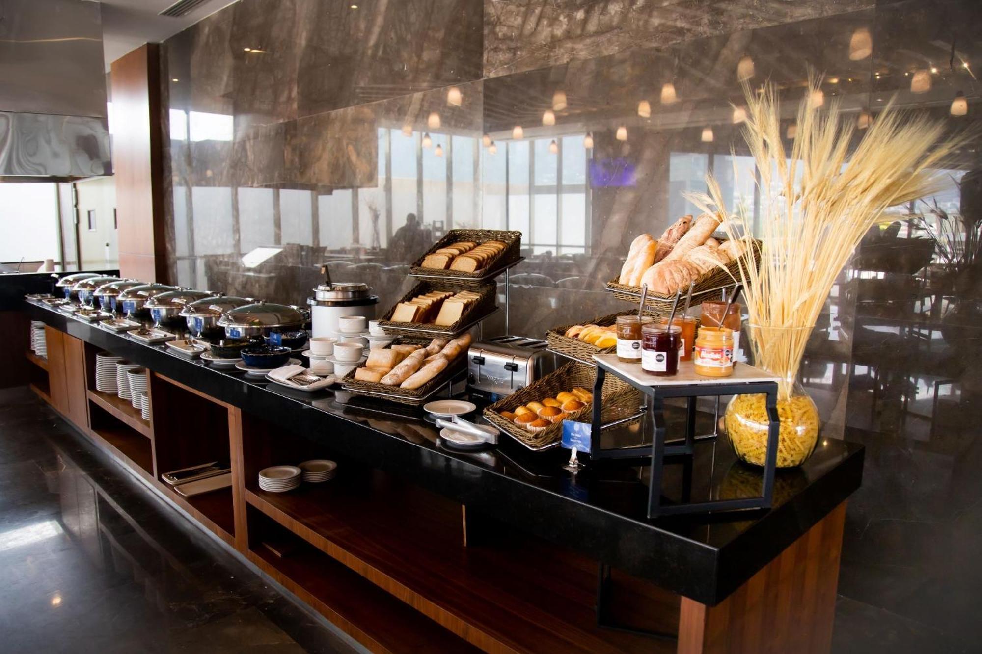 卡米诺里尔蒙特雷时尚大道酒店 San Pedro Garza Garcia 外观 照片 A buffet at a hotel