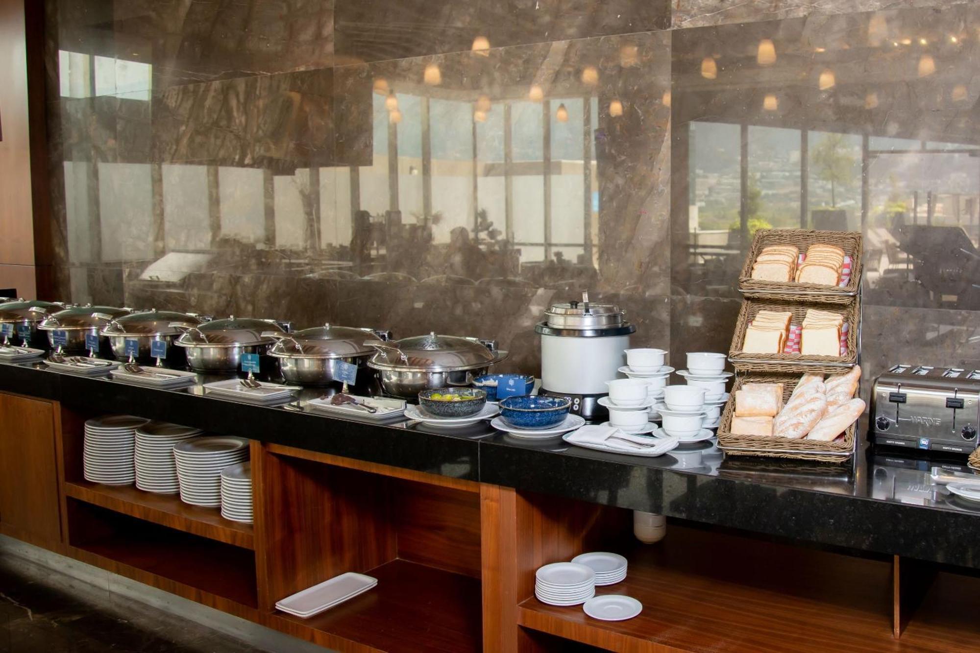 卡米诺里尔蒙特雷时尚大道酒店 San Pedro Garza Garcia 外观 照片 A buffet at a hotel