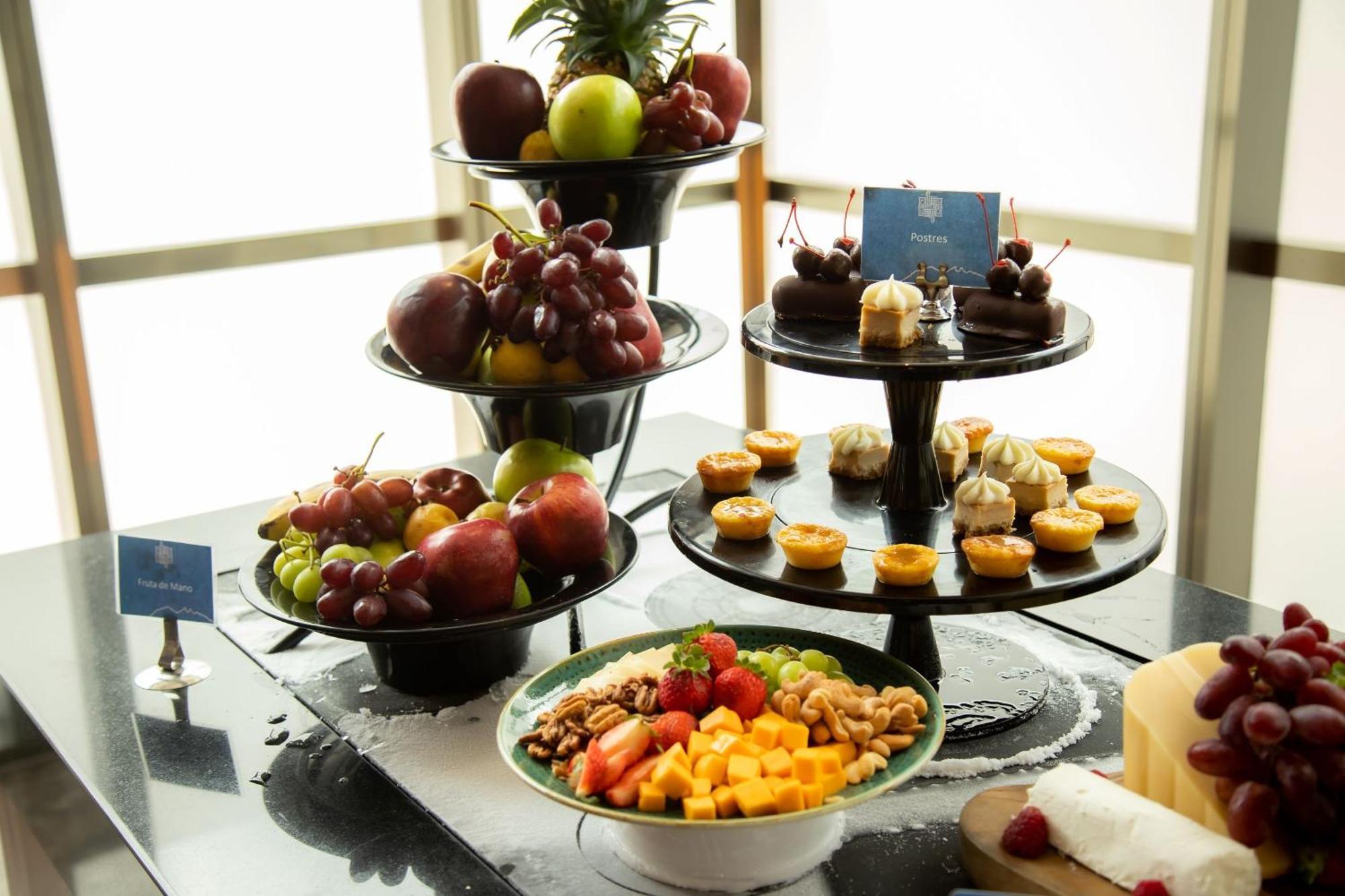 卡米诺里尔蒙特雷时尚大道酒店 San Pedro Garza Garcia 外观 照片 A fruit and dessert buffet