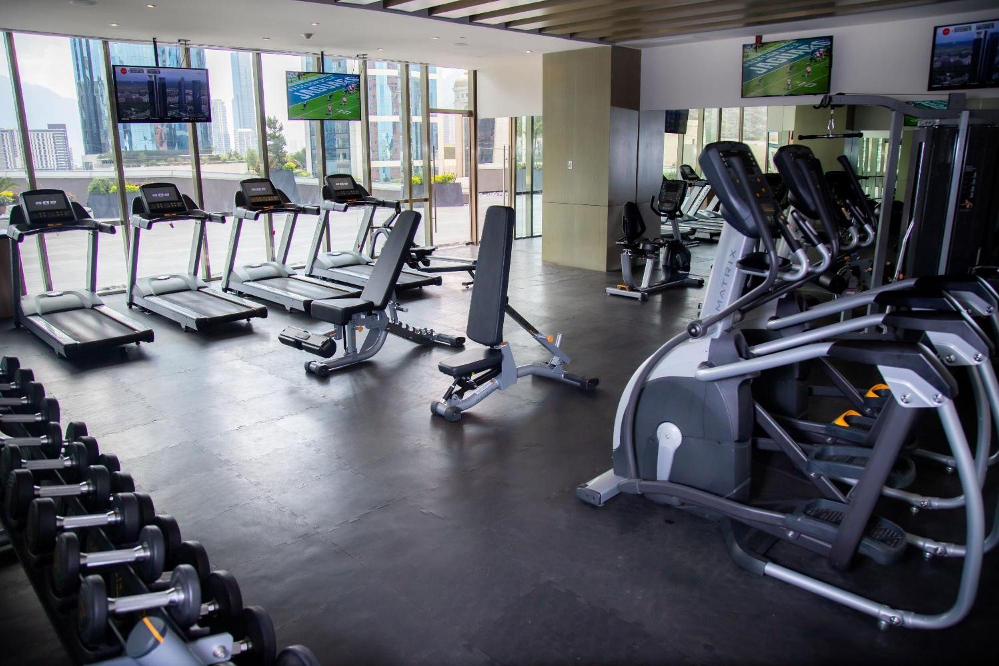 卡米诺里尔蒙特雷时尚大道酒店 San Pedro Garza Garcia 外观 照片 A gym in a hotel