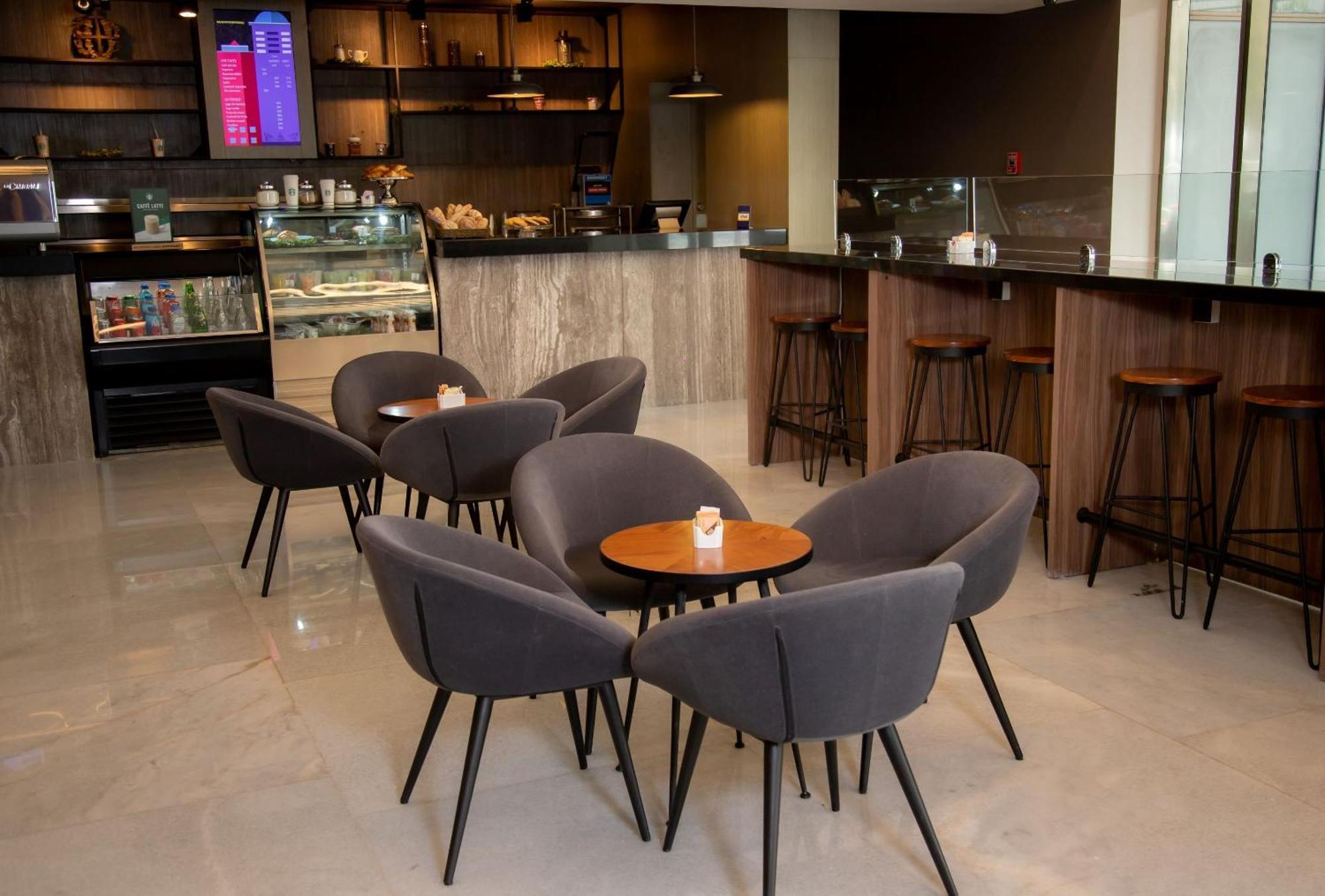 卡米诺里尔蒙特雷时尚大道酒店 San Pedro Garza Garcia 外观 照片 The lounge at the airport