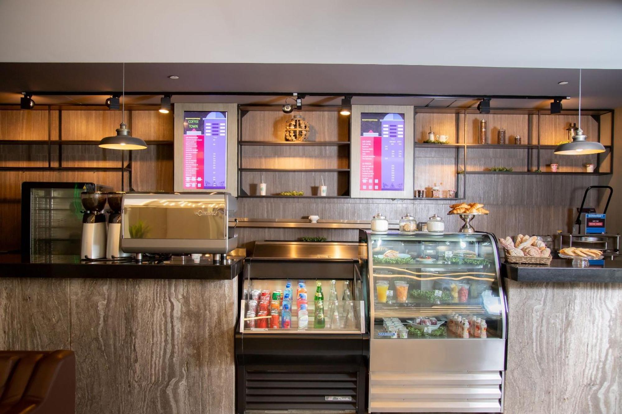 卡米诺里尔蒙特雷时尚大道酒店 San Pedro Garza Garcia 外观 照片 A coffee shop in the airport