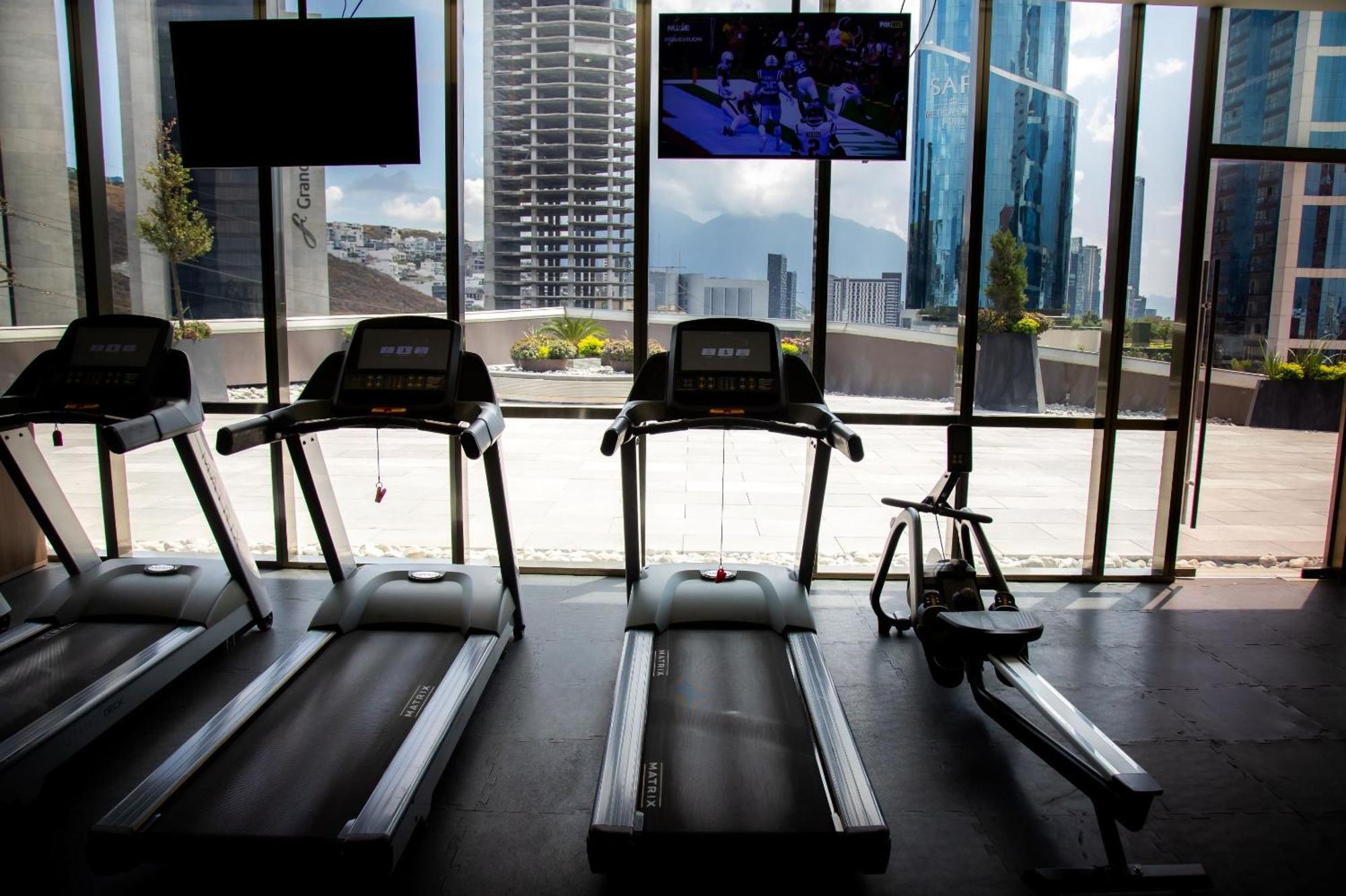 卡米诺里尔蒙特雷时尚大道酒店 San Pedro Garza Garcia 外观 照片 Treadmills in a gym